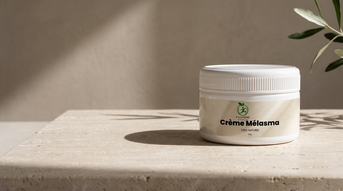 Crème Mélasma Valforme posée sur du travertin